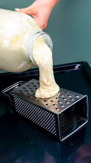 Ten przepis na ciasto pobił wszelkie rekordy! Składniki drożdże: 10 g cukier: 30 g mąka: 120 g sól: 7 g woda: 300 ml mąka: 460 g ser feta: 200 g jajka: 1 szt mąka: 30 g woda: 40 ml sezam: 7 g oliwa z oliwek: 20 ml Dodatkowo olej: 20 ml czerwona papryka: 2 szt pietruszka: 10 g czosnek: 7 g bazylia: 5 g sok cytrynowy: 20 ml słodka papryka: 3 g sól: 3 g | Cookrate - Polska