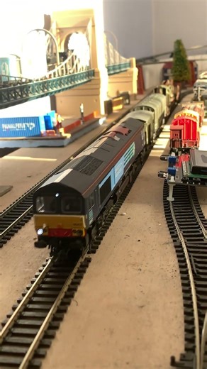 Bachmann Class 66 on crane duty
