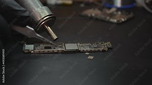 The master repairs the phone circuit board close-up