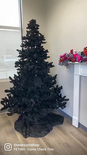 Have you tried decorating your tree with pampas grass? We did, and we LOVED how it turned out! Pick your colors and go for it! All materials can be found at The Wreath Shop! #howto #christmastree | The Wreath Shop