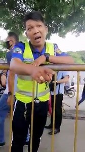 CTTO: Jester Carillo Ganito sa Pasig. 1. Kapag nagmamadali ka, walang magagawa ang traffic enforcer kahit gumawa ka ng labag sa batas trapiko. 2. Kapag hindi mo sinunod ang paninita sayo ng traffic enforcer, ok lang dahil wala sila magagawa. 3. Pwedeng magbaba at magsakay kahit sa bawal. 4. Pwede ang pedestrian sa kalsada kahit may railing sa bangketa para makabawas sa peligro sa mga pedestrian. Iyan po ang natutunan ko sa magaling na TPMO enforcer. Given na traffic kahit saan, hindi ka sisitahi