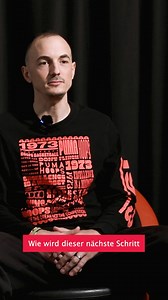 In knapp einem Monat wird Karsten zum letzten Mal als Profi auf dem Feld stehen. 🥹 Im Interview spricht er darüber, warum jetzt der richtige Zeitpunkt für den Abschied ist und wie sein weiterer Weg bei uns aussieht, wie ihn seine Familie auf diesem Weg begleitet – und was ihm sein letztes Heimspiel bedeutet. 🎥 Jetzt das ganze Video auf YouTube ansehen 👉🏼 https://shorturl.at/oNsZZ �🎫 Sichert euch eure Tickets für Karstens letztes Spiel: https://shorturl.at/ZCPMm 🔜 11. Mai | 16:30 Uhr | vs R