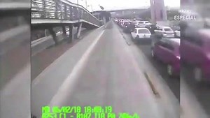 17K views · 93 reactions | Cámara del Metrobus de la CDMX capta momento en que IMPACTA a ciclista sobre Insurgentes frente a Walmart Perisur el pasado Martes | Chisme Caliente Coyoacan | Facebook