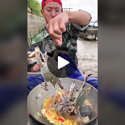 A large pot of seafood 🦑🐙🦀#seafood #foodie #cookinghacks #outdoorlife #bigpot #squids #4up