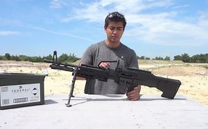 肩射M60E6通用机枪，压制后坐力枪身特别稳，一般人做不到