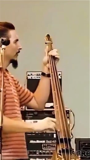 🔥 Les Claypool bringing the groove on upright bass with Primus – Over the Falls! His style is always next level! Who else loves this sound? 🎶👇 By @lesclaypool #sogrooveoficial #lesclaypool #primus #uprightbass #bassgenius #bassplayer #bassgroove #basslegend #bassistsofinstagram #basscommunity #groovemaster #slapbass #basslove #bassguitar #progrock #lowendmaster #funkybass #bassworld #bassinspiration #bassmusician #musicianslife | Só Groove