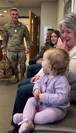 Baby Girl Held Dad’s Dog Tags at the Doctor… Then Military Dad Walked Into the Waiting Room 😭❤️🤍💙