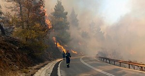 Major wildfire reaches Athens suburbs, 15 injured