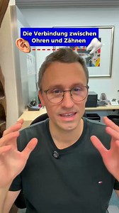 Ohrenschmerzen? Vielleicht solltest du zum Zahnarzt gehen! 👂🦷 Klingt verrückt, oder? Aber es gibt eine faszinierende medizinische Erklärung dafür! 🔍 Hier die Fakten: Dein Kiefergelenk liegt nur wenige Millimeter vom Gehörgang entfernt. Diese enge anatomische Nachbarschaft bedeutet, dass Probleme im Mundbereich direkt aufs Ohr ausstrahlen können. Häufige Ursachen für "falsche" Ohrenschmerzen: • Zähneknirschen (besonders nachts) • Verspannungen im Kiefer durch Stress • Fehlstellungen der Zähne 