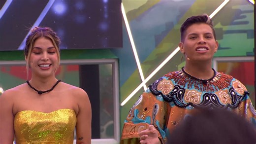 474K views · 9K reactions | Emiro Navarro y Yaya Muñoz fueron los presentadores de la primera edición del reinado de #LaCasaDeLosFamososCol. Tanto Karina García como La Abuela lucieron sus mejores trajes para la pasarela.朗 Descarga la app de Canal RCN y descubre quién se llevará la corona del reinado en #LaCasaDeLosFamososCol2. ✨ | Canal RCN | Facebook