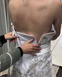 Correctly lacing up your wedding dress | Wedding planning by Wedding Connexion