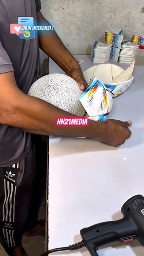 1.3K reactions · 111 shares | Beginilah proses pembuatan bola kaki 樂 #sepakbola #bola #bolakaki #kingpolo #sundayfunday #mma #kidstoys #football #chruch #worship #churchservice #sudayservice #religion #game @sorotan | Hari Mediatama | Facebook