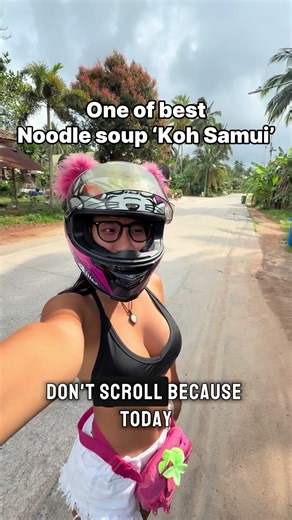 🍜 One of the Best Kway Chap in Koh Samui 🇹🇭 In this video, I’m taking you to one of the most famous Kway Chap restaurants in Koh Samui. Kway Chap is a Thai-Chinese dish — it’s a peppery soup with rolled rice noodles, usually served with pork, crispy pork belly, and organs. The soup is rich, warm, and full of flavor — perfect any time of the day. This restaurant is not far from a beautiful beach and a stunning temple, making this area a must-visit spot in Koh Samui. If you’re coming to Samui, 