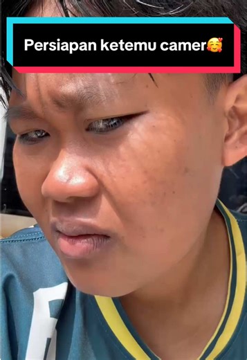 siang siang gini enak nya minum esteh ga si?