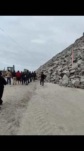 ASÍ SE DESARROLLAN LOS TRABAJOS DE LIMPIEZA DE VÍAS EN EL KILÓMETRO 732 DE LA PANAMERICANA SUR AREQUIPA TRAS DERRUMBE DE ROCAS QUE IMPIDE EL TRÁNSITO VEHÍCULAR EN EL SECTOR DE QUEBRADA HONDA. #Ahora #Nacional #Arequipa #Opina y #Comparte | Caraveli y Sus Distritos