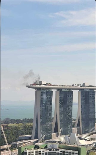 Fire at Marina Bay Sands Singapore 😱 A small fire broke out around 3:40 PM on 28th October at Tower 3, level 55 — believed to be caused by welding works. Luckily, no one was hurt. Hotel staff quickly used a hose reel to put out the flames before firefighters arrived. 💪 Everything is now under control and the hotel is operating as usual. #reelsvideoシ #reelsvideo #reelsviral #kuchingking #sarawakdaily 𝐊𝐮𝐜𝐡𝐢𝐧𝐠 𝐊𝐢𝐧𝐠 & 𝐒𝐚𝐫𝐚𝐰𝐚𝐤 𝐃𝐚𝐢𝐥𝐲 𝐰𝐢𝐭𝐡 𝐊𝐮𝐜𝐡𝐢𝐧𝐠 𝐄𝐱𝐩𝐥𝐨𝐫𝐞𝐫 𝐅