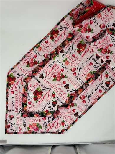Valentine Table Runner Quilt, Romantic Quilt, Love Words, Chocoate Strawberries, Handmade Quilt - Etsy