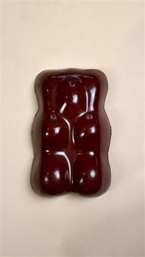 Julia ✨Gagnante le Meilleur Pâtissier 12✨ on Instagram: "Ourson en guimauve XXL 🧸 Je suis tellement fan des oursons guimauves que j’avais envie d’en tester un version XXL et franchement je ne suis pas déçue ! C’était tellement bon 🤤🤤🤤 Vraiment le ratio entre le chocolat croquant et la guimauve hyper fondante = un régal 😁 La recette est dans ma précédente vidéo, je l’associe à ce réel pour que tu puisses la trouver facilement 😉 Alors team petits oursons ou ourson XXL ? 🥰 #guimauve #xxl #ou