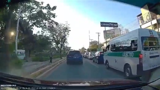 TUXTLA DENUNCIA CIUDADANA "Buenas noches centinela, esto paso hace ratos en la tarde, mira la imprudencia de los motociclistas hasta donde llega, te mando una evidencia para que tomen conciencia de lo que pueden provocar, yo le di paso a la señora y por poco se lo llevan." | El Centinela