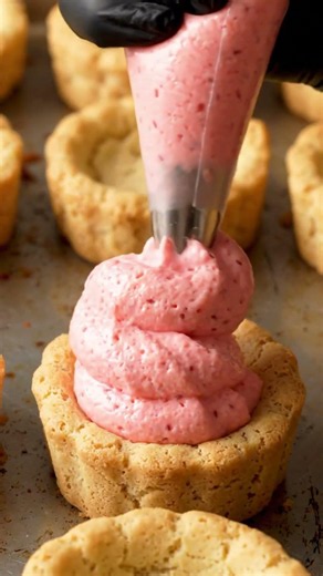 Strawberry Cheesecake Cookie Cups — Handheld Dessert Magic! 🍓✨