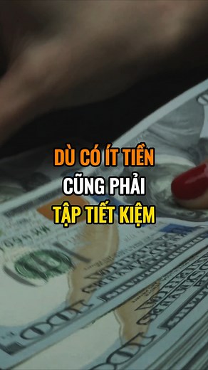 Dù có ít tiền cũng phải tập tiết kiệm Dù có 5 triệu, 10 triệu, 100 triệu, 1 tỷ hay nhiều tỷ đi nữa, thì luôn luôn phải có khoản tiền tiết kiệm riêng cho mình. Có thể nhiều hoặc ít, nhưng lúc nào chúng ta cũng phải có. Nếu tổng tài sản bạn có là 10 tỷ, bạn có thể để dành 5 tỷ để tiết kiệm, còn 5 tỷ mang đi đầu tư. Hoặc, ví dụ tổng tài sản của bạn chỉ có 100 triệu, bạn vẫn nên dành một khoản tiết kiệm là 10 triệu, 20 triệu hoặc 50 triệu cũng được. Nghĩa là, tối thiểu nên tiết kiệm 10% tổng tài sản