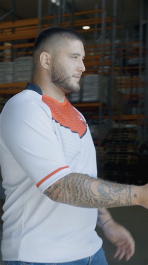 Quand une défense lâche, ce n’est jamais à cause d’un seul joueur. En rugby de haut niveau, une défense solide repose sur : ✔️ l’anticipation, ✔️ la coordination, ✔️ et un collectif parfaitement aligné. En logistique e-commerce, c’est exactement la même réalité. Une erreur d’expédition, un colis perdu, un retard… 👉 ce n’est presque jamais un hasard. 👉 c’est souvent un maillon qui n’était pas synchronisé. Chez e-LOGIK, nous avons construit un véritable bouclier de protection autour de chaque co