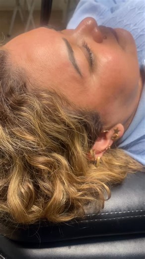 ✨ Un cambio pequeño que transforma todo tu rostro ✨ Antes: cejas delgadas, sin forma y una mirada apagada. Después: cejas en proporción perfecta, definidas y una expresión que vuelve a brillar 💫 Las cejas no solo enmarcan el rostro… devuelven seguridad, frescura y armonía. Y cuando el diseño es correcto, el cambio se nota sin explicaciones. Este resultado no es casualidad, es el trabajo detallado, profesional y personalizado de Nancy Gómez 🤍 💭 Si llevas tiempo dudando… 💭 si tus cejas ya no t