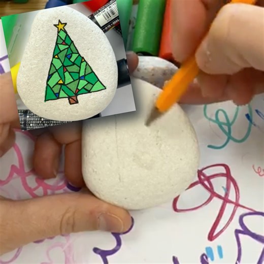 There are so many ways to paint a Christmas Tree!! This mosaic design is perfect for beginners! I have quite a few tips to follow so your's turns out amazing!! I used my extra fine tip and glitter paint pens from Posca fo rthis design. If you need supplies comment "shop" and we will send you ours ☺️ #christmascrafts #christmasdesign #christmasrocks #rp101 | Rock Painting 101