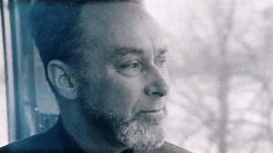 Romanziere, poeta, saggista, ma anche chimico, appassionato di astronomia e della montagna, partigiano. La vita, le opere e il pensiero di Primo Levi non possono essere racchiuse nella sola definizione di “testimone della Shoah”, ma attingono a una grande molteplicità di esperienze e di saperi. Nel trentennale della scomparsa, Rai 5 ricorda i tanti volti dello scrittore con il documentario in prima visione "Gli sci di Primo Levi", in anteprima su RaiPlay ed in onda martedì 11 aprile alle 22:30. 