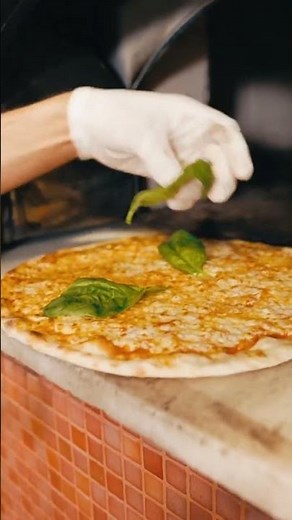 The Story Behind Margherita Pizza: Italian Flag in a Dish 🇮🇹🍕