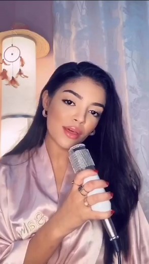 A small cover of SHALLOW 🤷🏻‍♀️ #foryou #fy #quarantine #cover #confinement #shallow #shallowchallenge