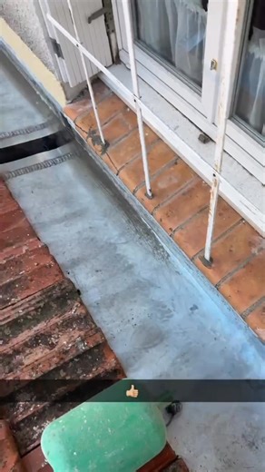 Dans cette vidéo, découvrez l’avant/après de la réfection d’un chéneau encaissé en zinc façonné entièrement à la main. La remise en état du chéneau était la priorité des propriétaires. La rénovation complète de la toiture devrait, elle, suivre l’année prochaine. #couvreurzingueur #suddelafrance #beziers #artisanatfrancais | Jeremy Couverture