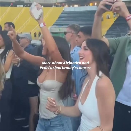 Anna and ale dancing and Joan and Pedri only standing is everything 😅 (olmo and Laura are so cute) #alejandra #alejandradorta #barcelona #pedrigonzalez #pedri