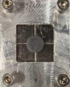 Disque rotatif sur réseau magnétique en damier