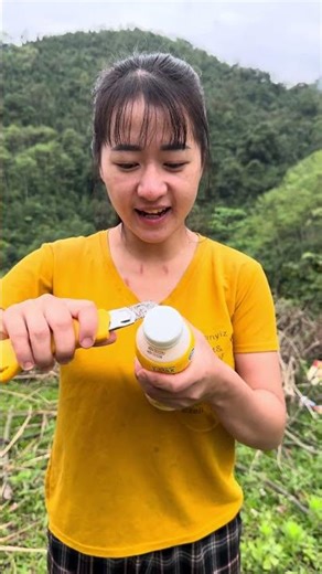 If you can't open the water bottle cap yourself, use a knife to pry it open #bushcraft #shorts