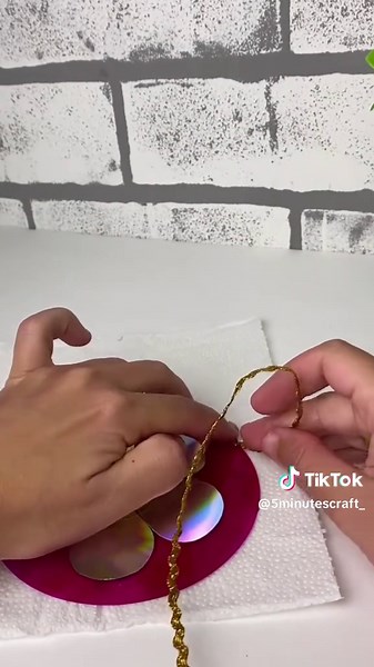 Idéia de artesanato com CD’s velhos #diy #reciclagem #manualidades #dolixoaoluxo #artesanato #façavocêmesmo