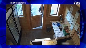Een man met een Anonymous-masker probeert bij een boerderijwinkel in Hertme een geldkistje te stelen. Dat lukt hem niet helemaal, maar hij breekt het wel open en neemt geld mee. Buiten is hij zonder masker gefilmd. Herken jij hem? Tip dan! ☎ 0800-6070 (de politie) ☎ 0800-7000 (Meld Misdaad Anoniem) Zaaknummer: 2025410345 #hertme #diefstal #boerderijwinkel #plaatsdelict #rtvoost #overijssel #politie #opsporing #masker #gestolen #diefstal #gld Transcript | Plaats Delict Overijssel
