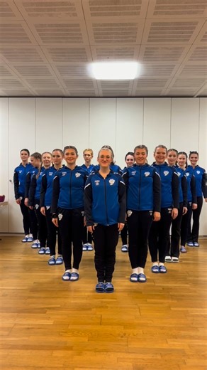 Letztes Jahr haben die Blau-Weißen Funken in der Bernhardushalle mit ihrem Ägypten-Thema die Faschingsbühne gerockt – pure Stimmung, pure Gänsehaut! 🎭🔥 Wir sind schon mega gespannt, was sie dieses Jahr auf die Bühne zaubern! 🎉✨ Also nicht verpassen: Karten gibt’s nächsten Samstag ab 10 Uhr! Und natürlich versorgen euch die Mädels mit leckerem Kuchen, Getränken sowie Bier & Sekt – Vorfreude PUR! 💙🥳 #Fasching #Bernhardushalle #BlauWeißeFunken #Tanzgruppe #Faschingsparty #Helau #Karneval2025 #