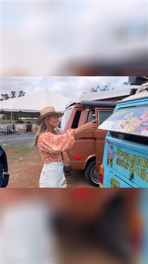 8.7K views · 126 reactions | Locos con los Autos:¡Increíble! Chequéate cómo esta Volkswagen se transforma en una casa rodante completa. Brinca para Youtube para que veas nuestro último programa ➡️ https://youtu.be/8QUyOXeQYb0?si=DR7U8cxzfTJpvWjK #LocosConLosAutos #LCLA #DuraStreaming #Dura | Locos con los Autos | Facebook