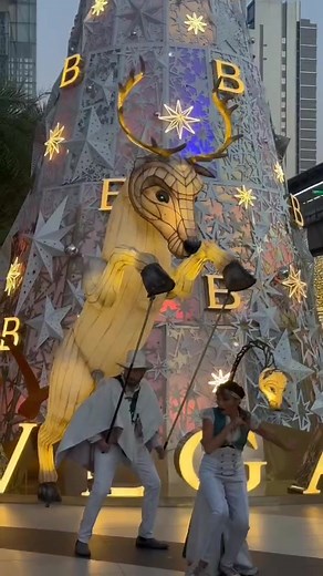 “SIAM PARAGON THE GLORIOUS STAGE OF THE WORLD FESTIVAL” ชวนคุณมาชมความตระการตาของเหล่ากวางไฟอันสง่างามที่จะพาคุณเข้าสู่ช่วงคริสต์มาส ท่ามกลางบรรยากาศแห่งการเฉลิมฉลองสุดหรูหรา! . 🦌🌟“Siam Paragon Christmas Celebration” โดยคณะนักแสดง “Compagnie Remue-Ménage” จากประเทศฝรั่งเศส ตื่นตาตื่นใจไปกับเรื่องราวขบวนพาเหรดของหมู่กวางนับสิบตัวที่ส่องแสงประกายในยามค่ำคืน ที่ชวนกันออกมาเต้นรำเพื่อร่วมฉลองเทศกาลคริสต์มาสไปพร้อมกับทุกๆ คน ชมฟรี! วันที่ 22-25 ธ.ค. 66 เวลา 17.30 น. และ 19.00 น. ณ พาร์ค พารากอน ชั้