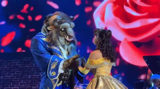 🇫🇷 Belle accompagnée de la Bête pour L'Étincelant Bal Royal ✨ 🇬🇧 Belle and Beast, in “The Sparkling Royal Ball” for the Disney Starlight Night ✨ | DLP Report
