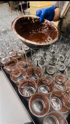 リスボン都島@40年続くパティシエ一族の末裔 on Instagram: "ティラミスカップ準備 • 質の高いマスカルポーネを贅沢に使うことで、チーズの豊かなコクと乳味がしっかりと感じられます。 • 口に入れた瞬間にふわっと溶けるような、とろける食感が魅力です。 ぜひぜひご賞味下さいませ #大阪市 #都島 #ティラミス #１０月 #ふわ #とろ 関西テレビ よ〜いどん！で紹介されて 1日3000個売れた 国産素材にこだわり 当店では20種類以上のあげない 焼きドーナツのギフトセットや 思い出の写真やフルーツ増量 チョコ変更など10種類以上のカスタマイズができる世界に一つだけのお誕生日ケーキで お相手様の最高の笑顔を演出します！🎂 ギフトセットとお誕生日はハイライト web予約で5%➕ポイントカードで 今時最大10%でお得に買えるのは当店ぐらいです！♡ ハイライトweb予約のリンクから是非ご予約下さい^_^ Google 食べログなどの口コミなどが 応援にも繋がりますので 見て元気の出るコメントお願いします🙏 大阪メトロ５番口徒歩３０秒かかりません🚶 大阪府大阪市都島区北通1-1-