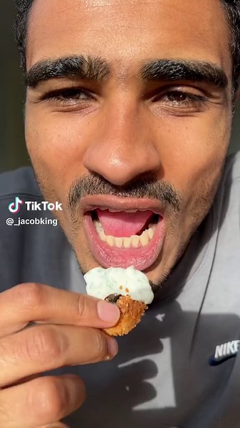 (VG) CALAMARI 🦑 written recipe below 👇🏾 👇🏾INGREDIENTS👇🏾 -a few king oyster mushrooms -1 cup stock -3 tbsp vegan fish sauce -1 nori sheet -1 cup soy milk -juice of 1 lemon -1/2 cup plain flour -1 tsp garlic/onion powder each -salt pepper to taste -1 cup breadcrumbs -8 tbsp vegan mayo -few capers -juice of 1/2 lemon -few pickles -fresh dill 👇🏾METHOD👇🏾 -cut the mushrooms into disks then using a bottle lid, cut out the centre and boil the mushrooms for 10-15 minutes in the stock, vegan fi