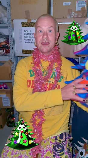 SPARRIE is terug. My sustainable fabric reusable Christmas tree art doll is back on my web shop, all unique designs, for your pleasure. It’s Christmas people’s. Link in my link tree, get your Nu vrienden. Want Kerstmis komt ieder jaar terug. #art #doll #artdoll #kunst #textileart | Bas Kosters