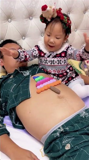 Make a Christmas tree with modeling clay #father-daughter# father-daughter daily life