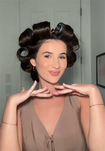 The 90s blowout just hits different 💁‍♀️✨ Big volume, soft movement, and that salon-worthy finish 💫 Are you into this look? 🦋 #90sblowout #hairtutorial #kitsch @annabellerenee