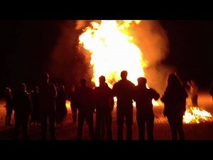 Watch how to sign 'bonfire' in American Sign Language.