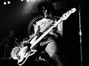 Fender venderá el bajo de Dee Dee Ramone