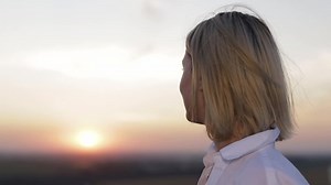 Face Beautiful Woman Sunset Who Looked Stock Footage Video (100% Royalty-free) 1065590878 | Shutterstock