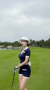 A beautiful golfer in a blue top — and trust me, the swing is just as eye-catching as the outfit 💙🔥 She steps up with that calm confidence, checks her stance, and delivers a smooth, powerful swing that feels too good for a practice day. That blue outfit? Cute, clean, and sexy in the most effortless way. That swing? Stable tempo, perfect rotation, and a follow-through pros dream about. Let’s be honest… you noticed the blue top first 😏💙 But the swing? Yeah… that’s what keeps you watching. 🔥 M